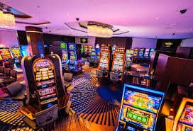 Slot klasik 777age bergaya retro dengan simbol buah dan lucky seven